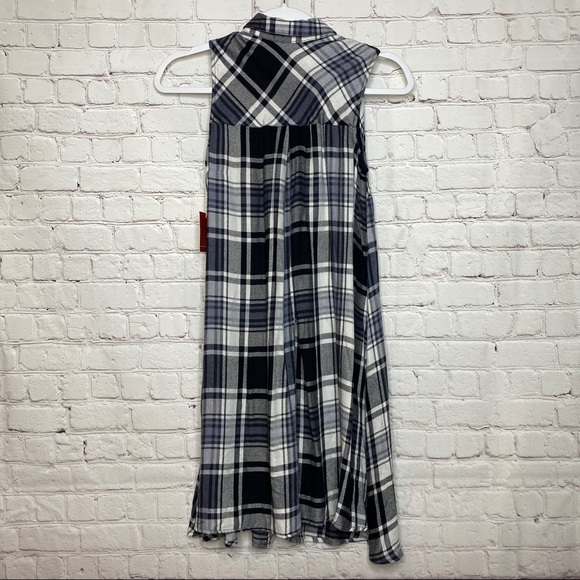 Sleeveless Plaid Button Down Shirt - Picture 2 of 3